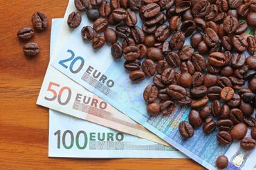 Geldscheine und Kaffeebohnen